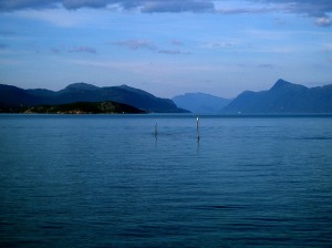 1 blå fjell, 2 blå fjell…(图片由Stian Rødven Eide在Flickr提供，CC License。从哈尔萨和卡纳斯特劳姆之间的渡轮上拍摄。)