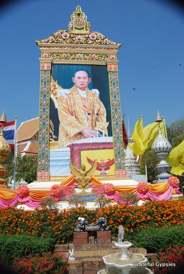 这是泰国众多国王肖像之一。