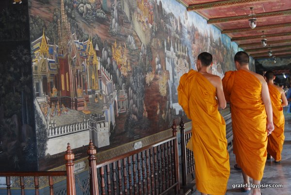 曼谷佛寺的僧侣们。
