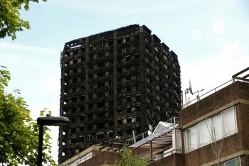 Grenfell塔的废墟悲剧Grenfell塔开火后,伦敦西部。