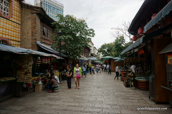 市场位于市中心的一条小街上。