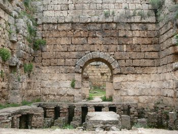 古罗马浴场-温水浴场:带浴场的前墙。维基共享资源提供。